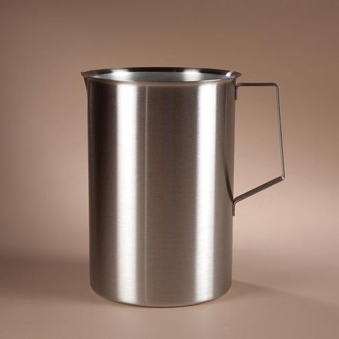 2,000mL stainless steel beaker with seamless design and easy-pour rim