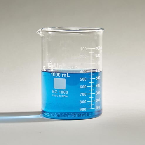 Glass beaker 1,000mL showing graduated scale and easy-pour spout
