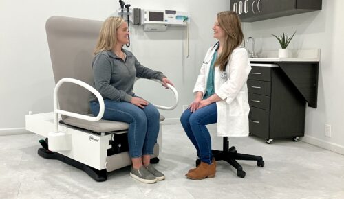 FusionFREEDOM exam chair with optional foldaway stirrups in lateral position – flexible patient positioning